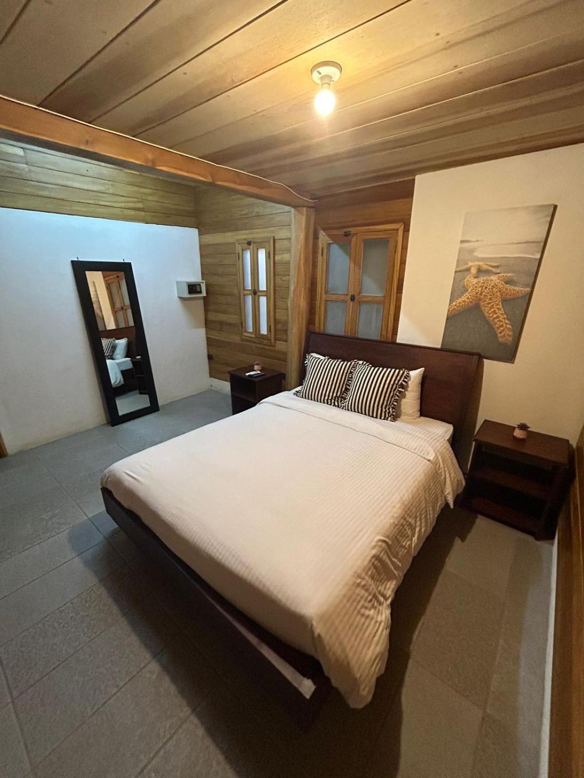 Casa Aura: Beachfront Premium Hostel 塔马林多 外观 照片