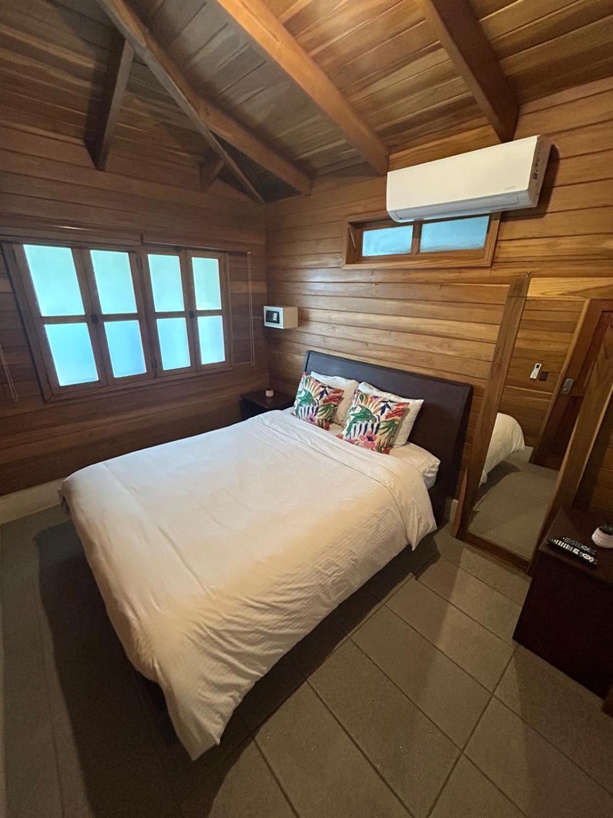 Casa Aura: Beachfront Premium Hostel 塔马林多 外观 照片