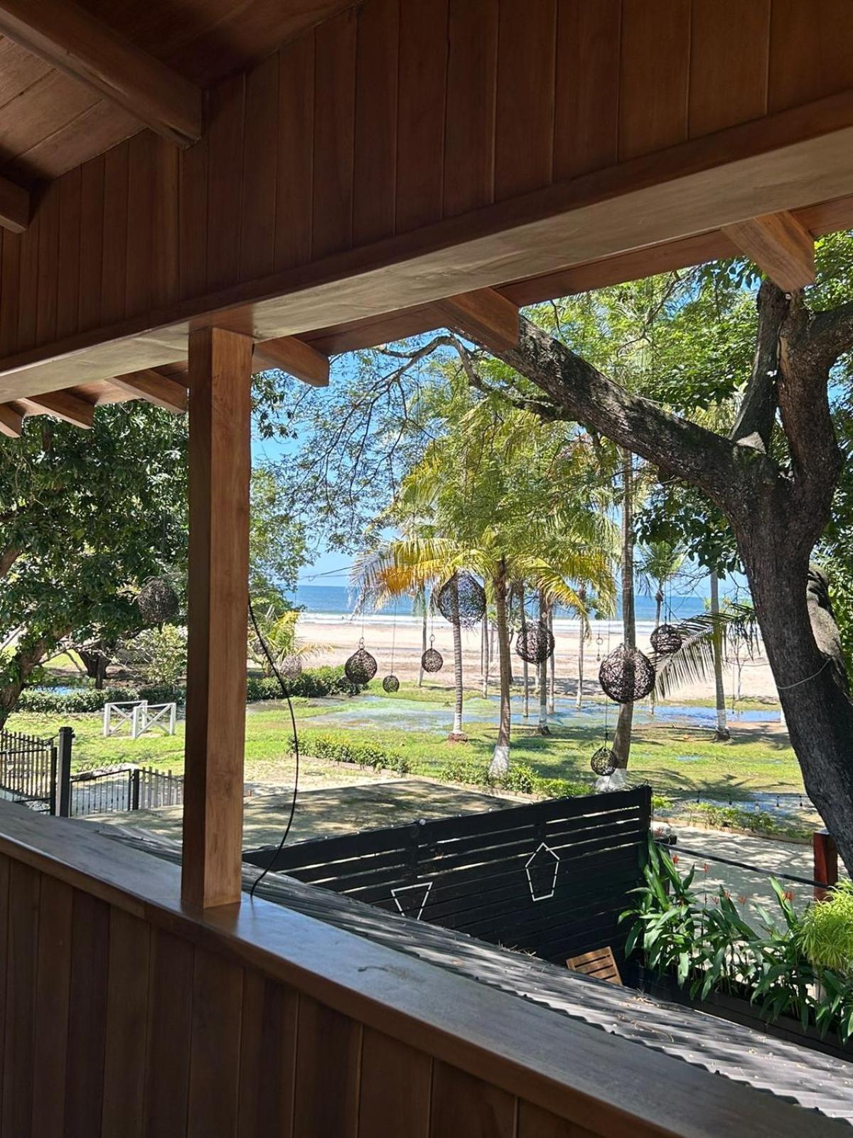 Casa Aura: Beachfront Premium Hostel 塔马林多 外观 照片