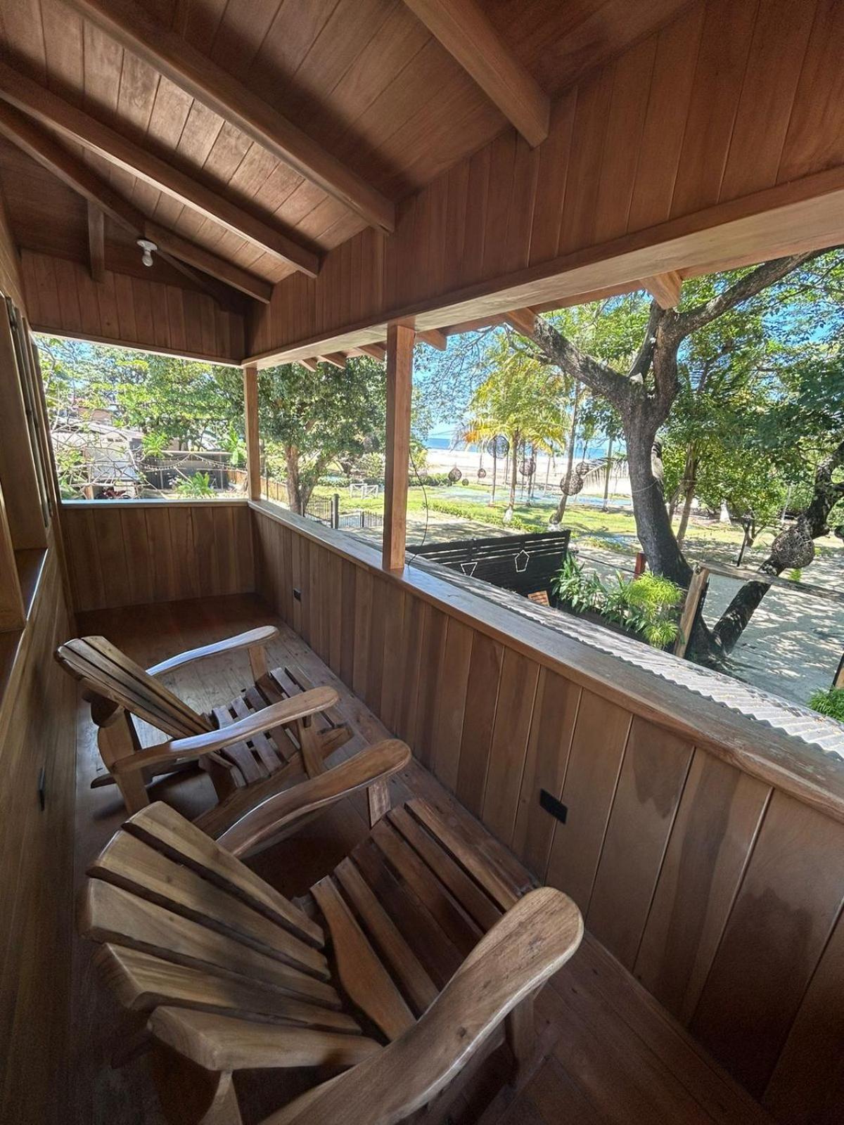 Casa Aura: Beachfront Premium Hostel 塔马林多 外观 照片